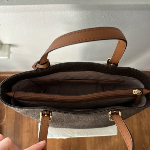 Michael Kors Jet Set Large Logo Pocket Tote Bag - Picture 10 of 16